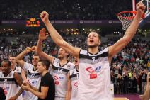 Žofri Lovernj  na utakmici protiv Bidiveljnika slavi sa navijačima Partizana