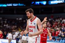 Erdžan Osmani na Eurobasketu protiv reprezentacije Poljske dok se raduje posle postignutih poena