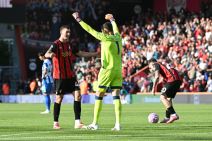 Srpski fudbleri Veljko Milosavljević i Đorđe Petrović slave pobedu Bornmuta