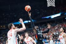 Denis Šreder polaganje u finalu Eurobasketa 2025