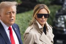 Melanija Tramp i Donald Tramp ulaze u helikopter