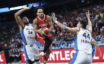 Šejn Larkin u prodoru na koš Grčke na Eurobasketu