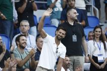 Novak Đoković pozdravlja publiku na Dejvis kupu u Grčkoj