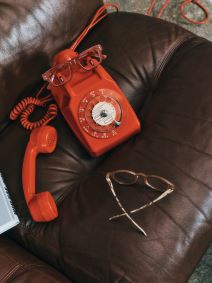 IZIPIZI_AW25_READING_DUO_QUOTE_CARMINERED_D_LIGHTMARBLE_01 copy.jpg