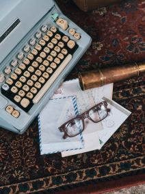 IZIPIZI_AW25_READING_QUOTE_OLDLEATHER_01 copy.jpg