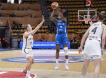 Ivon Anderson  šutira sa poludistance na Eurobasketu protiv Litvanije