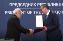 Aleksandar Vučić uručuje odlikovanja 3.jpg