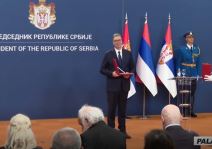 Aleksandar Vučić uručuje odlikovanja 4.jpg