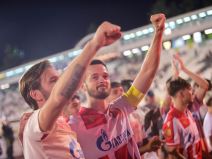 Fudbaleri Crvene zvezde Mirko Ivanić i Aleksandar Katai slave pobedu protiv Partizana.