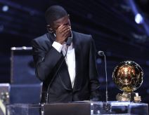 Usman Dembele plače sa Zlatnom loptom u rukama