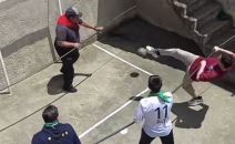 Momci imitiraju stoni fudbal