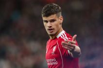 Miloš Kerkez na meču Liverpula i Atletiko Madrida