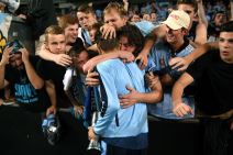 Miloš Ninković slavi sa navijačima Sidneja