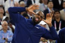 Lebron Džejms se bekelji i plazi, drži ruke na glavi.