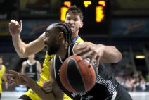 Džabari Parker u dresu Partizana u duelu.