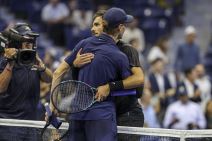 Lorenco Muzeti i Janik Siner se grle.