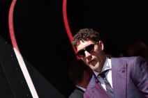 Srpski fudbaler Dušan Vlahović u odelu.