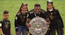 Žerom Boateng drži pehar prvaka Bundesa