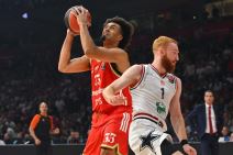 Džordan Nvora šutira protiv Armanija