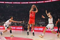 Džordan Nvora šutira trojku na Zvezda Armani