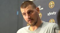 Nikola Jokić se iščuđava i diže obrvu tokom intervjua.