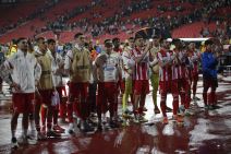 Fudbaleri Zvezde ispred navijača na Marakani.