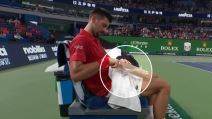 Novak Đoković stavlja piljevinu na ruke i u džepove u Šangaju.