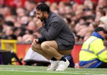 Ruben Amorim čuči kraj aut-linije na utakmici.