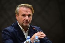 Ostoja Mijailović drži mikrofon.