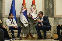 Aleksandar Vučić i Komarov (3).jpg