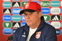 Dragan Stojković Piksi s kačketom Srbije.