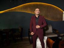 Darko raspolozen na proslavi prvog rodjendana cerkice (3).jpg