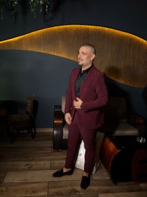 Darko raspolozen na proslavi prvog rodjendana cerkice (5).jpg