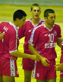 Bojan Janić proslavlja poen sa saigračima