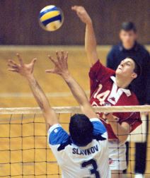 Bojan Janić na smeču dok u blok skače Slavkov