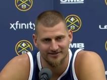 Nikola Jokić na konferenciji za medije.