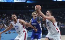 Milutinov, Murinen i Jokić tokom meča Srbije i Finske na Eurobasketu