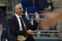 Igor Kokoškov na utakmcii Fenerbahče - Olimpijakos, daje instrukcije svom timu
