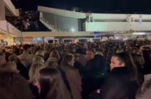 Hiljade Sarajlija na Skenderiji plače za Halidom Bešlićem (2).jpg