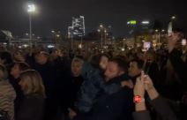 Hiljade Sarajlija na Skenderiji plače za Halidom Bešlićem (3).jpg