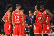 Janis Sferopulos i košarkaši Crvene zvezde.