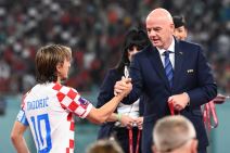 Đani Infantino se pozdravlja sa Lukom Modrićem