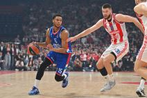 Pi Džej Doužer na utakmici Crvena zvezda - Efes dok ga čuva Rokas Gedraitis