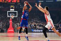 Pi Džej Doužer šutira protiv Crvene zvezde dok ga čuva Filip Petrušev