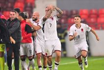 Rej Manaj pokazuje orla u Leskovcu (1).jpg