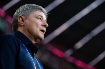 Dragan Stojković Piksi peva himnu Bože pravde.