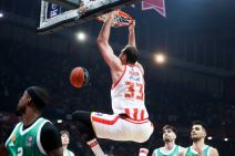 Nikola Milutinov zakucava protiv Panatinaikosa