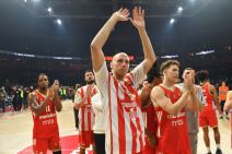 Košarkaši Zvezde na kraju meča, u prvom planu Davidovac.