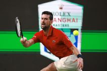 Novak Đoković udara lopticu tokom meča u Šangaju