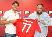 Albert Rijera s dresom Olimpijakosa.